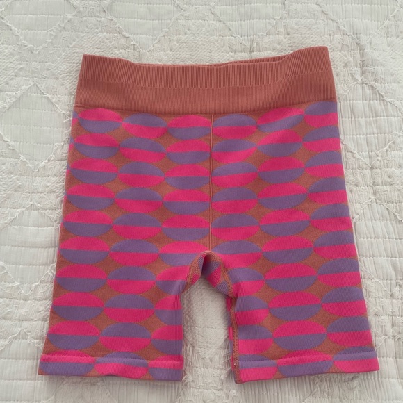 Fabletics Seamless High-Waisted 9” Shorts, size M 💜🧡💗 - Picture 1 of 7